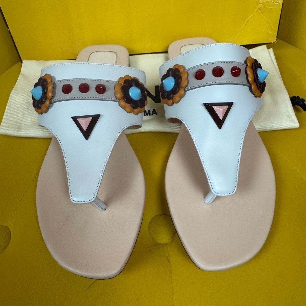 FENDI Sandals - Tong sandals Flat Studs leather white Size 6.5 - Picture 3 of 13